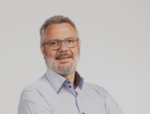 Jean Dussurget Découvrez pourquoi il est essentiel d’être accompagné lors de l'implantation de votre ERP. Un accompagnement expert permet de définir les besoins spécifiques de l'entreprise, de choisir l'outil adapté et d'assurer une adoption réussie par les utilisateurs. Cet article explore les étapes clés du déploiement ERP et les bénéfices d'un soutien personnalisé pour garantir une transformation digitale fluide et efficace.